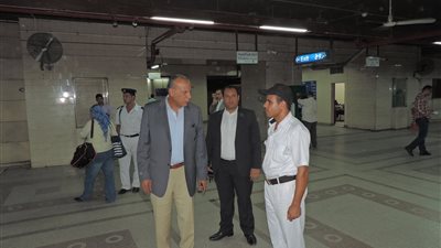 مدير شرطة النقل يتفقد الخدمات الأمنية بمحطة مترو السادات