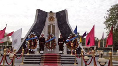 وضع أكاليل من الزهور على النصب التذكارى لشهداء الشرطة