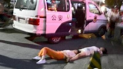 بالصور.. إغماء امرأتين بعد مشادة كلامية استمرت 8 ساعات