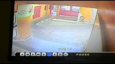 بالفيديو.. لحظة اعتداء ولي أمر على طالب داخل مدرسة بجدة