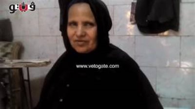 بالفيديو.. «أم عزة».. مواجهة الحياة بـ«بخة ومكوة رجل»