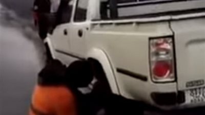 بالفيديو والصور.. رجل يجبر لص على تركيب إطارات سيارة سرقها