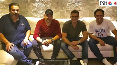 عمرو دياب ينشر صورة برفقة صناع أغنية «الفرحة الليلة»