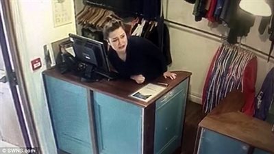 بالفيديو والصور.. حيوان يخيف فتاتين ويضعهما في موقف محرج