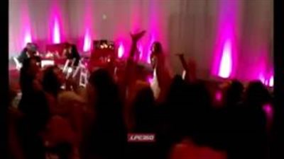 بالفيديو.. عروس تضع صديقاتها في موقف محرج بحفل زفافها