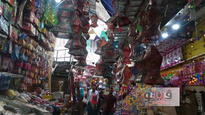 بالصور.. إقبال كبير من أهالي الإسكندرية لشراء فوانيس رمضان