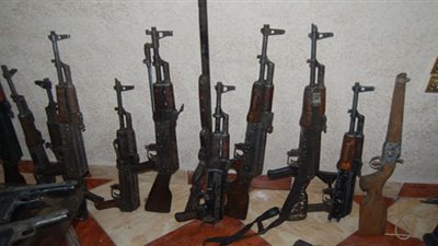 ضبط 32 سلاحًا من الأسلحة المستولى عليها من الشرطة بالفيوم والمنيا