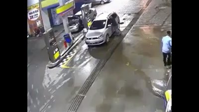 بالفيديو.. لحظة انفجار سيارة أثناء تعبئتها بالوقود