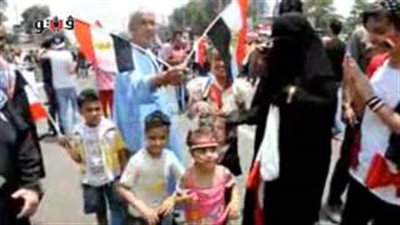 بالفيديو.. أطفال يرقصون على «تسلم الأيادي» أمام الاتحادية