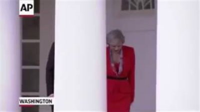 بالفيديو.. رئيسة وزراء بريطانيا: يد ترامب كبيرة