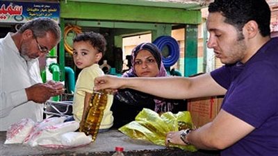 أغرب بدائل التجار لسلع نقاط الخبز.. أدوات تجميل بديلا لـ«العيش» في محل بحدائق المعادي.. تاجر ببورسعيد يوزع أرزا فاسدا.. ومفتش تموين: الوزارة حددت السلع المسموح بها