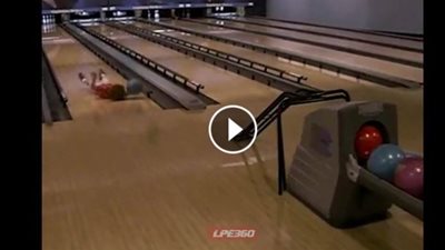 بالفيديو.. كرة «بولينج» تتسبب في سقوط مروع لطفل