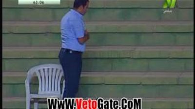 بالفيديو.. مدرب المقاولون يصلي في المدرجات خلال مباراة الشرقية