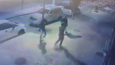 بالفيديو.. لحظة اعتداء لصين على شاب وسرقته