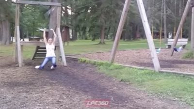 بالفيديو.. فتاة تتعرض لموقف محرج أمام صديقتها