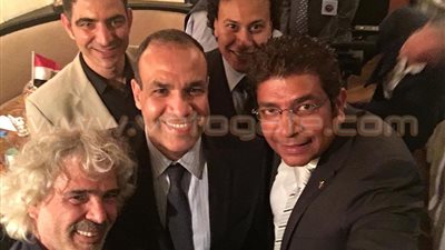 بالصور.. سفير مصر لدى ألمانيا يتناول الافطار مع أبناء الجالية