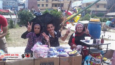 بالصور.. مواطنو المنصورة يستخدمون الشماسي خلال احتفالهم بتنصيب السيسي