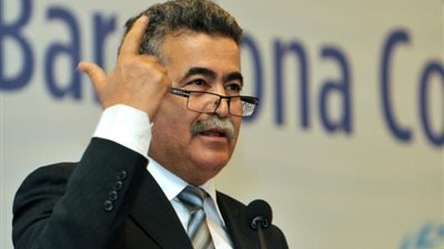 عمير بيرتس: ينبغي دعم السلطة لعزل «حماس»