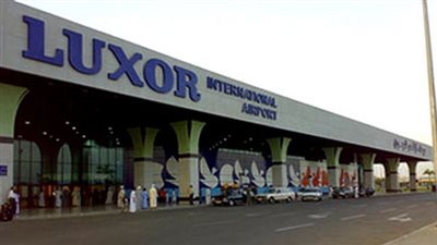 ضبط 5 ركاب حاولوا تهريب كمية من النقد المصري بمطار الأقصر