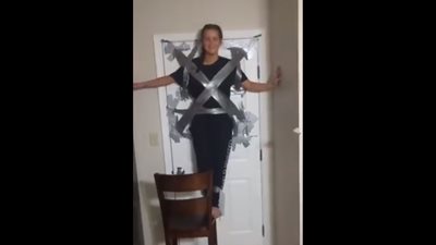 بالفيديو.. تعليق شاب لحبيبته بالشريط اللاصق ينتهي بشكل كارثي