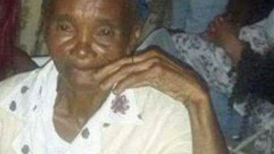 بالصور.. النحل يودي بحياة عجوز بعد لدغها 500 مرة