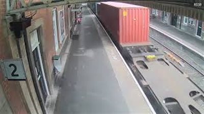 بالفيديو والصور.. قطار يطيح بعربة طفل