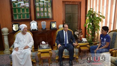 محافظ الدقهلية يكرم «عجوز الإعدادية»: «لازم تدخل ثانوية عامة»