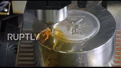 بالفيديو.. صناعة ميداليات أوليمبياد 2020 من الهواتف الذكية القديمة