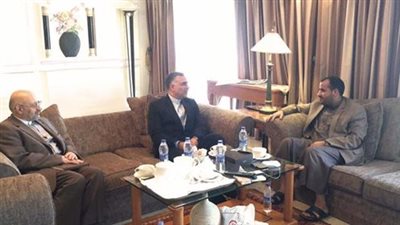 قيادي حوثي يبحث مع السفير الإيراني بصنعاء الوضع اليمني