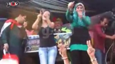 بالفيديو.. فتاة تشعل ميدان التحرير بالرقص على أنغام «بشرة خير»