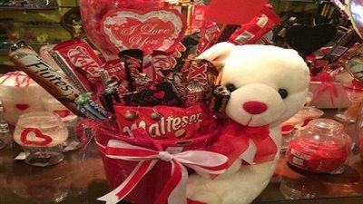 «الفالنتين» للقادرين فقط.. ارتفاع الأسعار 40% يهدد عيد العشاق.. تراجع الواردات وارتفاع تكلفة الإنتاج تشعلان أسعار الهدايا.. و«الدبدوب» يسجل 700 جنيه.. ومطالب بتيسير إجراءات الاستير