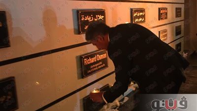 أهالي ضحايا طائرة باريس المنكوبة يشعلون الشموع بذكرى التأبين