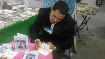 بالصور.. بن دحونبيل يوقع «أحلامي المتناثرة» في معرض الكتاب