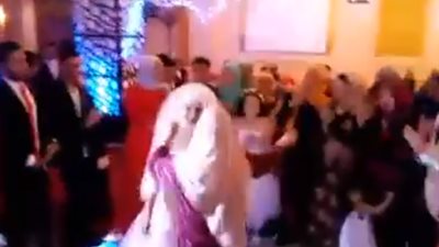 بالفيديو.. أم تشعل حفل زفاف ابنتها بوصلة رقص على «أمورتي الحلوة»