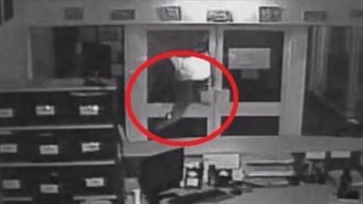 بالفيديو.. لصوص يجبرون تماسيح على تحطيم باب داخل مدرسة للسرقة