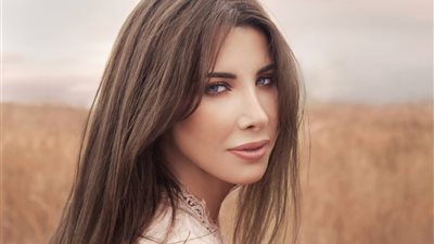 بالصور.. نانسي عجرم بإطلالة ذهبية وسط سنابل القمح