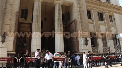 تشديدات أمنية بمحكمة عابدين استعدادًا لبدء جلسة محاكمة نقيب الصحفيين