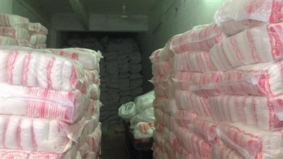 ضبط مدير فرع «المصرية لتجارة الجملة» لتصرفه في 20 طن سكر ببني سويف