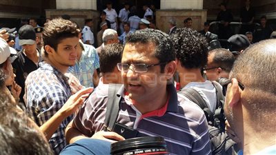 وصول خالد البلشي إلى مقر محاكمته بتهمة إيواء مطلوبين