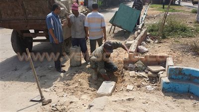 بالصور.. صيانة صناديق القمامة المتهالكة بـ«القنايات» في الشرقية
