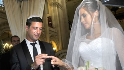 الزواج في اليهودية.. رفض الزواج مع القدرة المادية «محرم».. ثورة التحريم تمنع تعدد الزوجات بالمخالفة للشريعة.. حضور 10 أفراد من بينهم الحاخام عقد القران.. والحمام الديني ليلة العرس «أبرز