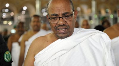 بالصور.. البشير يؤدي مناسك العمرة للمرة الثانية خلال عام