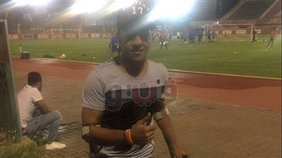 مشجع المنتخب الراقص بقدم واحدة يحضر مران الأهلي