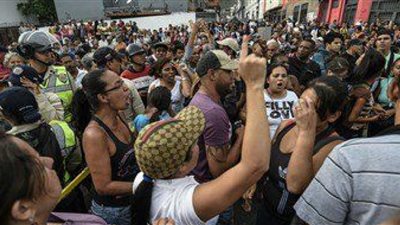 مقتل شرطي وإصابة آخرين في إطلاق نار بمسيرة للمعارضة الفنزويلية