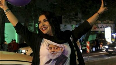 بالفيديو والصور.. وصلات رقص لـ«مواطنات شرفاء» في انتخابات إيران