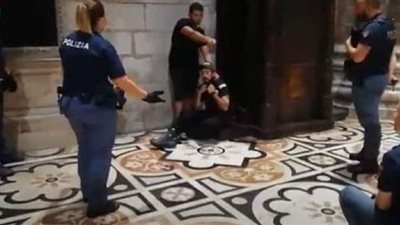 لحظة اعتقال الشرطة الإيطالية مصريا احتجز حارسا في كاتدرائية ميلانو كرهينة | فيديو