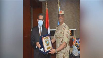 محافظ الغربية يهدي اللواء محمد عشماوي درع المحافظة