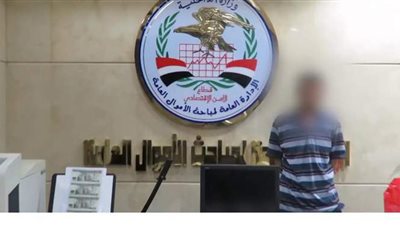 شاهد.. لحظة سقوط مزور عملات وطنية وأجنبية فى الجيزة | فيديو