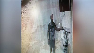 لحظة سرقة دراجة نارية من أمام منزل في وضح النهار بطنطا| فيديو