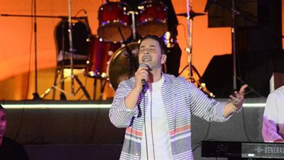 على مسرح  النافورة بالأوبرا.. مدحت صالح يتغزل في مصر  بـ